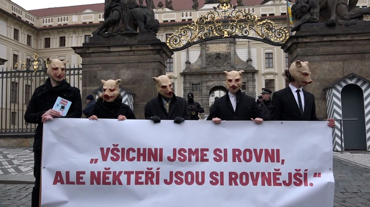 Demonstranti u Pražského hradu vyzvali prezidenta Zemana k abdikaci